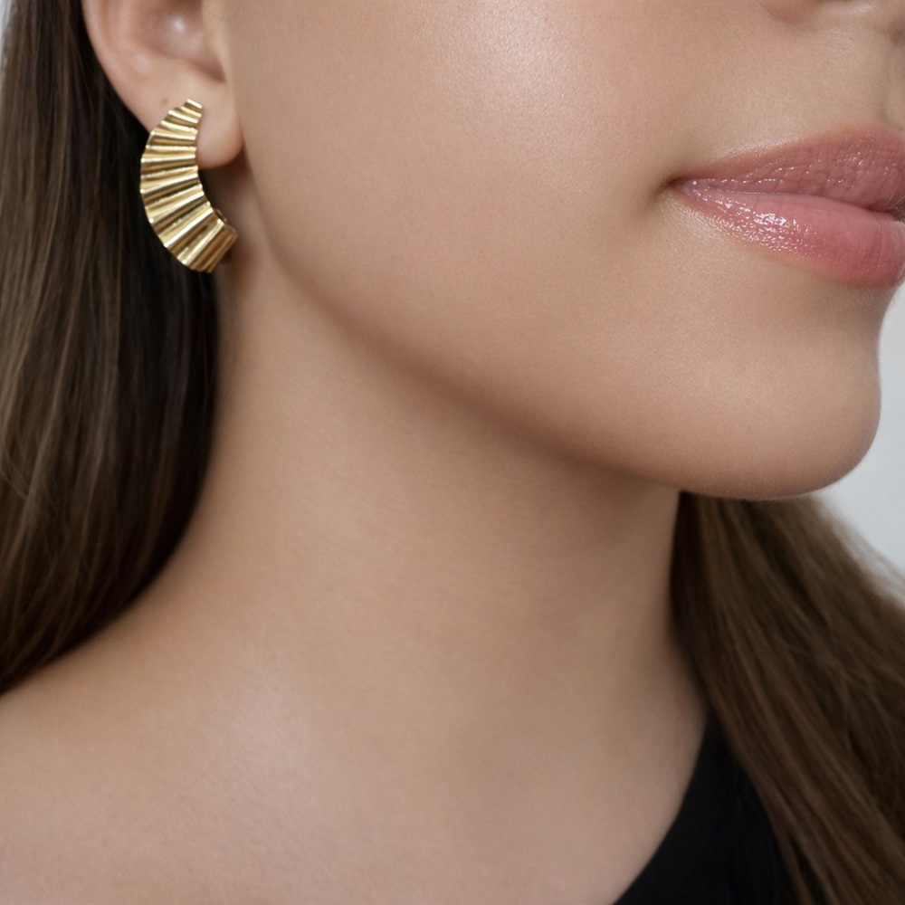 18K Gold Plated Ridged Wave Hoop Earrings Chunky Statement Textured 1.25” Chic